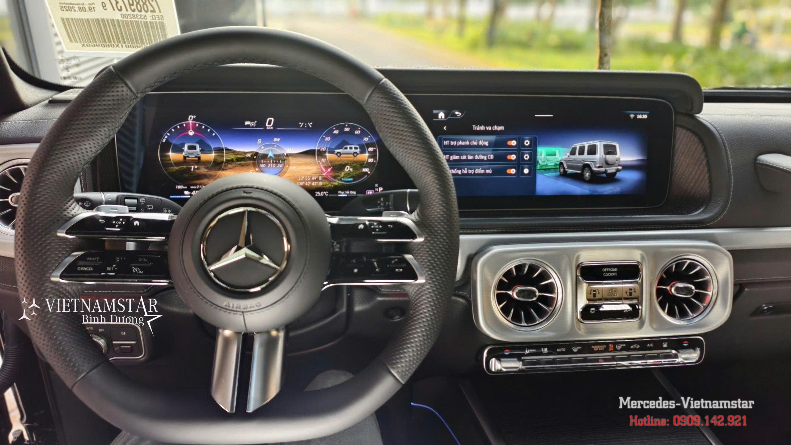 Không gian hàng ghế sau rộng rãi của Mercedes-Benz G580 Electric.