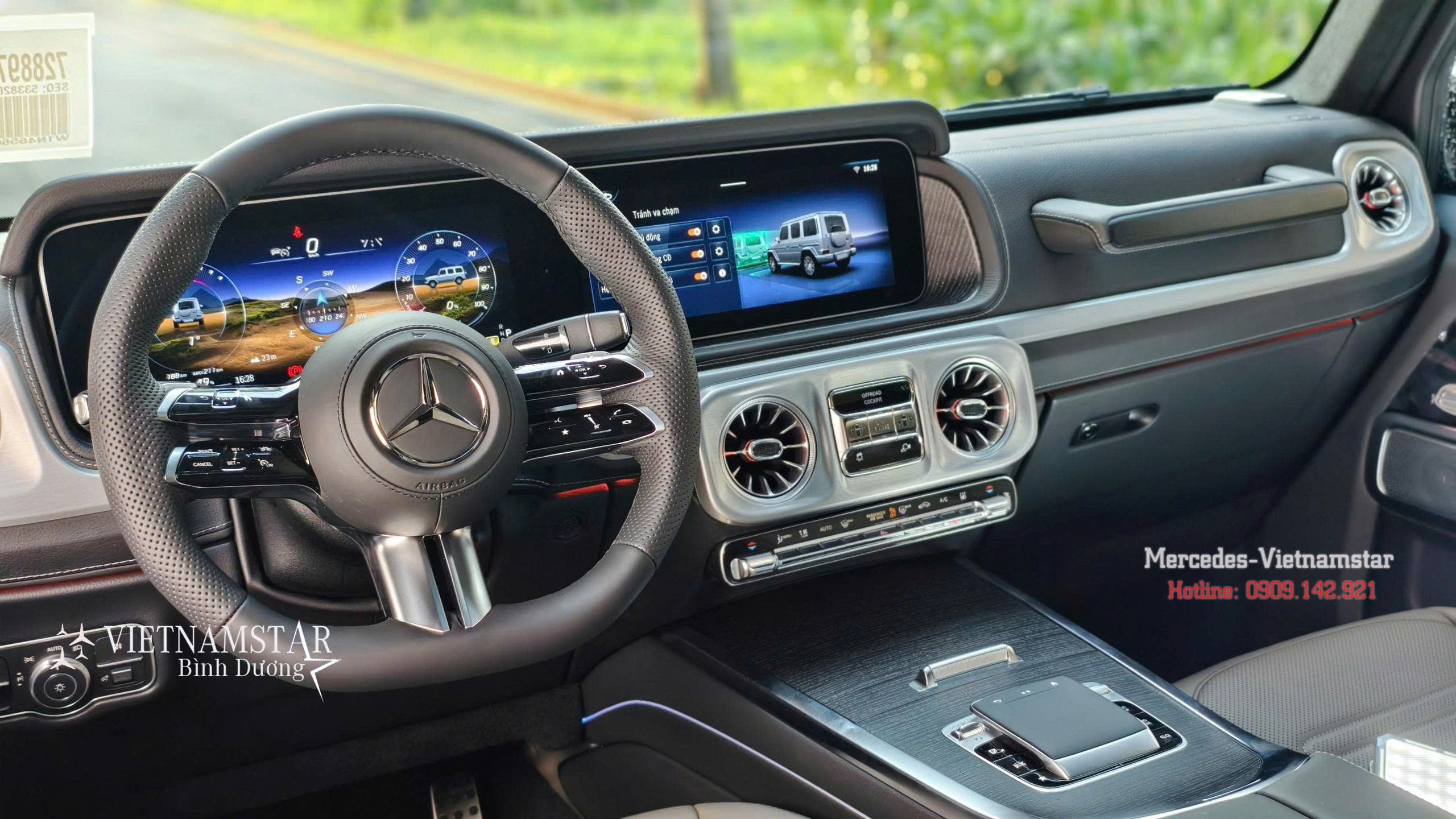 Ghế lái chỉnh điện đa hướng bọc da cao cấp trên Mercedes G580 đen.