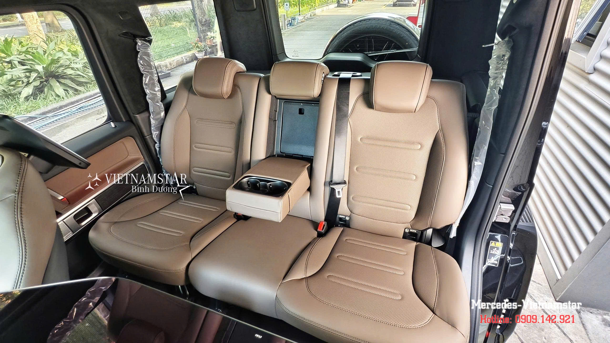 Hệ thống giải trí MBUX High-End với màn hình kép 11.6 inch cho hàng ghế sau Mercedes G580.