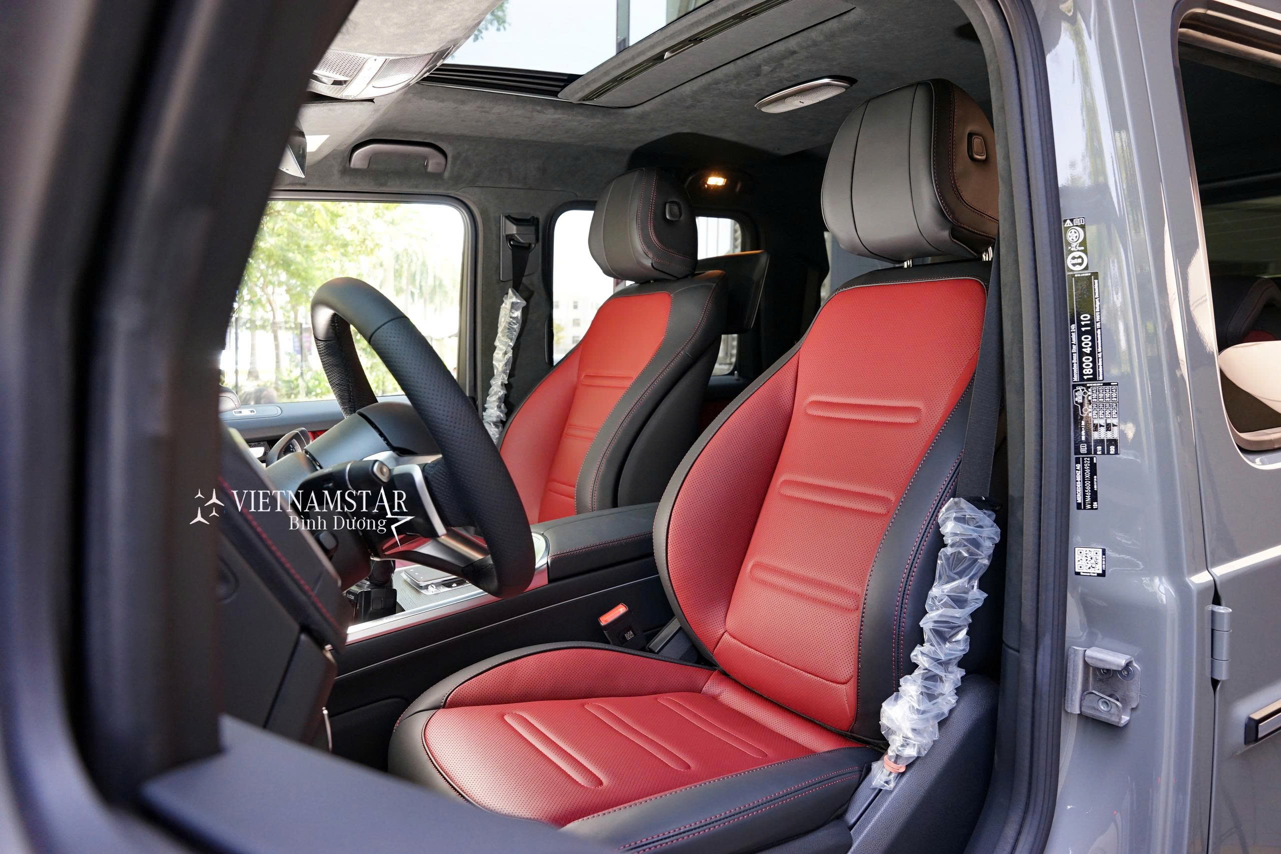 Không gian nội thất màu Đỏ sang trọng bên trong Mercedes G580 màu Xám Classic Grey.
