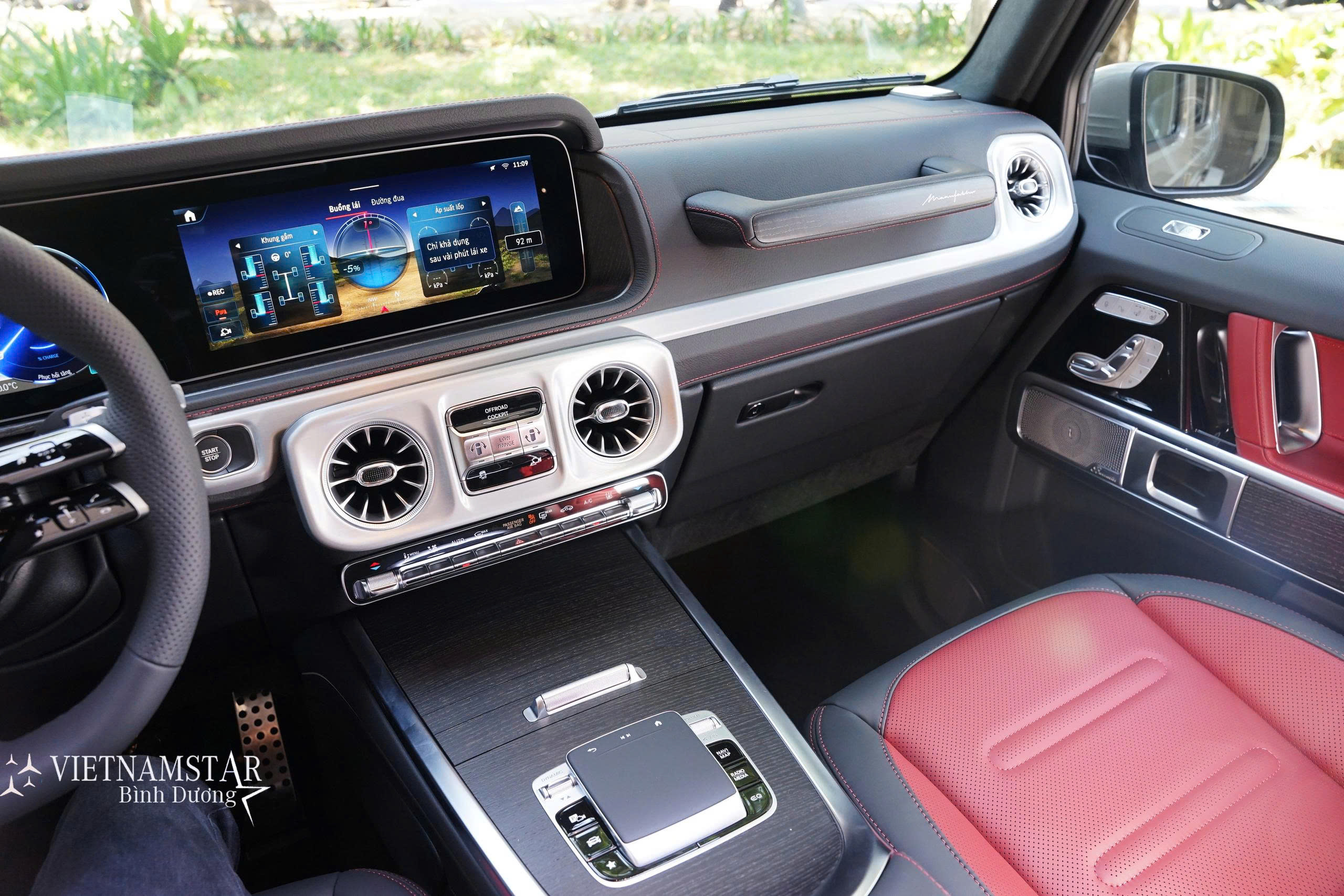 Khoang lái hiện đại với tông màu Đỏ trên Mercedes G580.