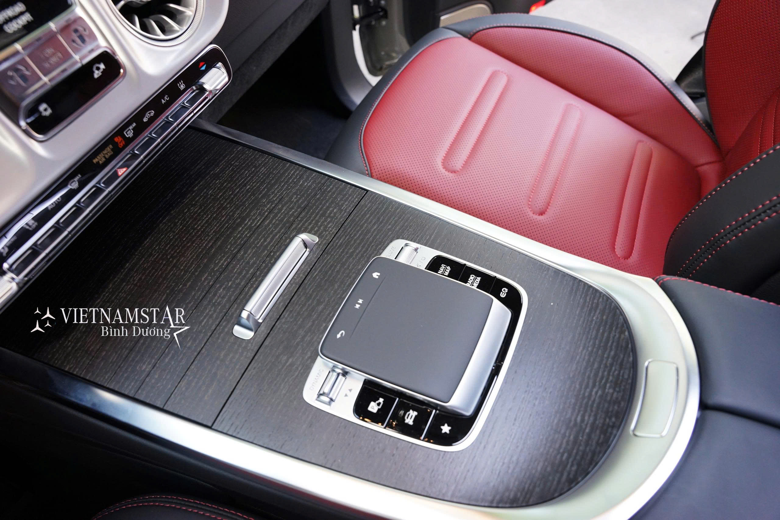Chi tiết tay nắm đặc trưng phía ghế phụ trong nội thất Đỏ Mercedes G580