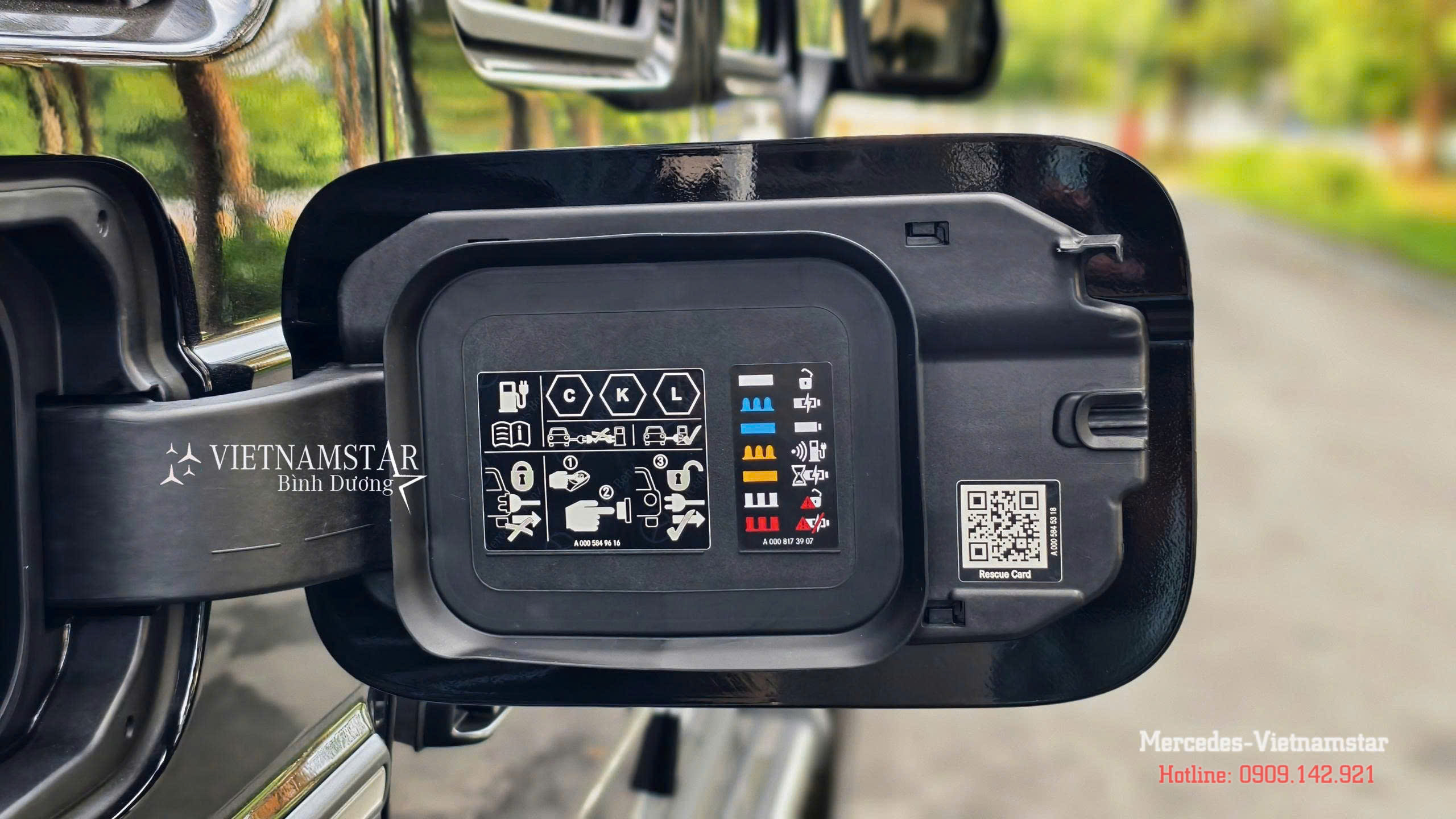 Góc nhìn từ phía sau vào khoang nội thất Đỏ rực rỡ của Mercedes G580.