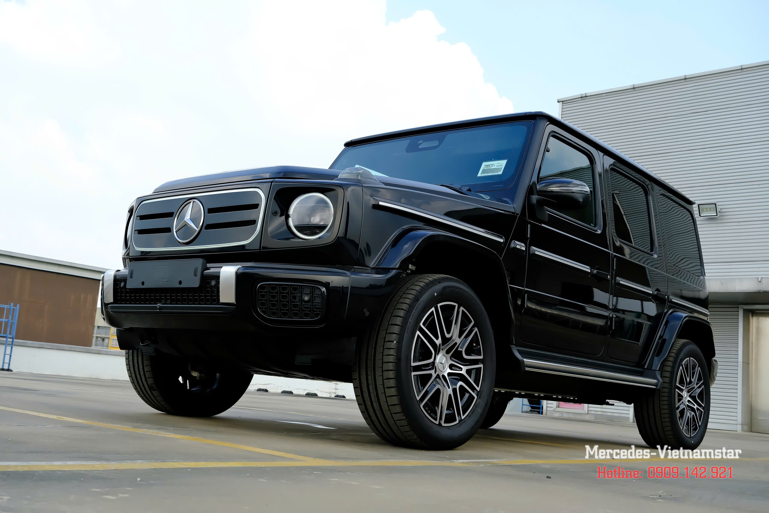 Vị trí nắp cổng sạc điện tinh tế trên hông xe Mercedes-Benz G580