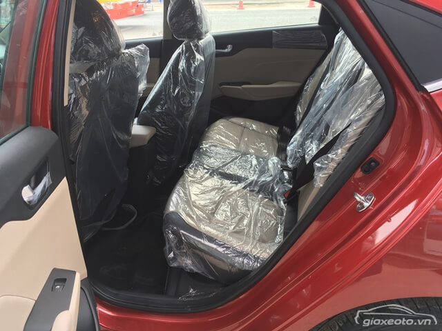 khoang-hanh-khach-hyundai-accent