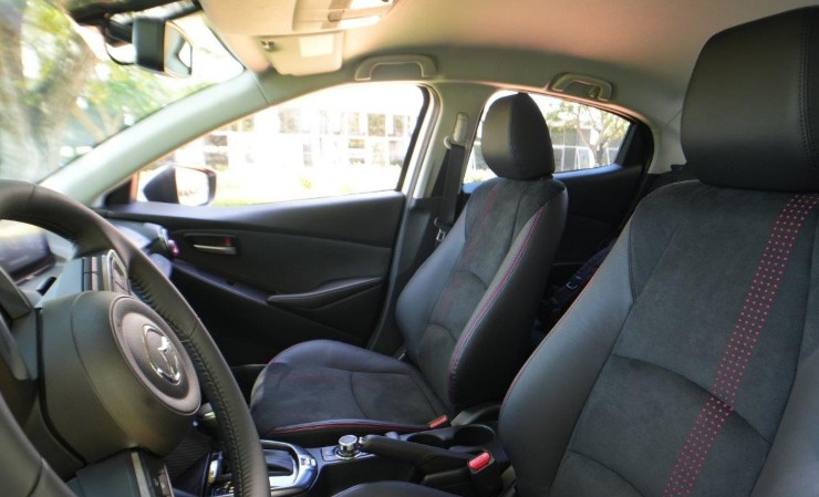 Mazda2 Sport 2024 sử dụng kết hợp da nỉ và chỉ đỏ nổi bật. 