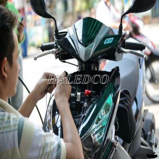 Đấu đèn pha trực tiếp vào acquy có tốt không? Chuyển điện máy sang điện bình có hại không? Trả lời chi tiết từ chuyên gia
