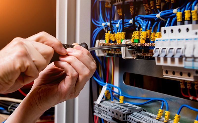 Dịch vụ sửa chữa điện chuyên nghiệp có thể giúp bạn đấu điện 3 pha an toàn, đảm bảo kỹ thuật