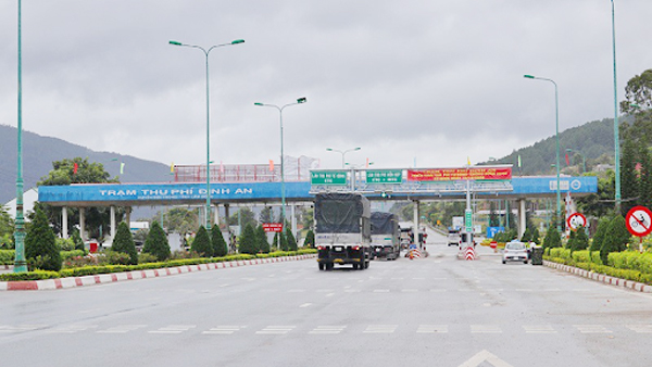 Dán thẻ ePass để sử dụng hình thức thu phí không dừng khỏi lo bị “ép” thời gian di chuyển, chờ đợi khi qua BOT
