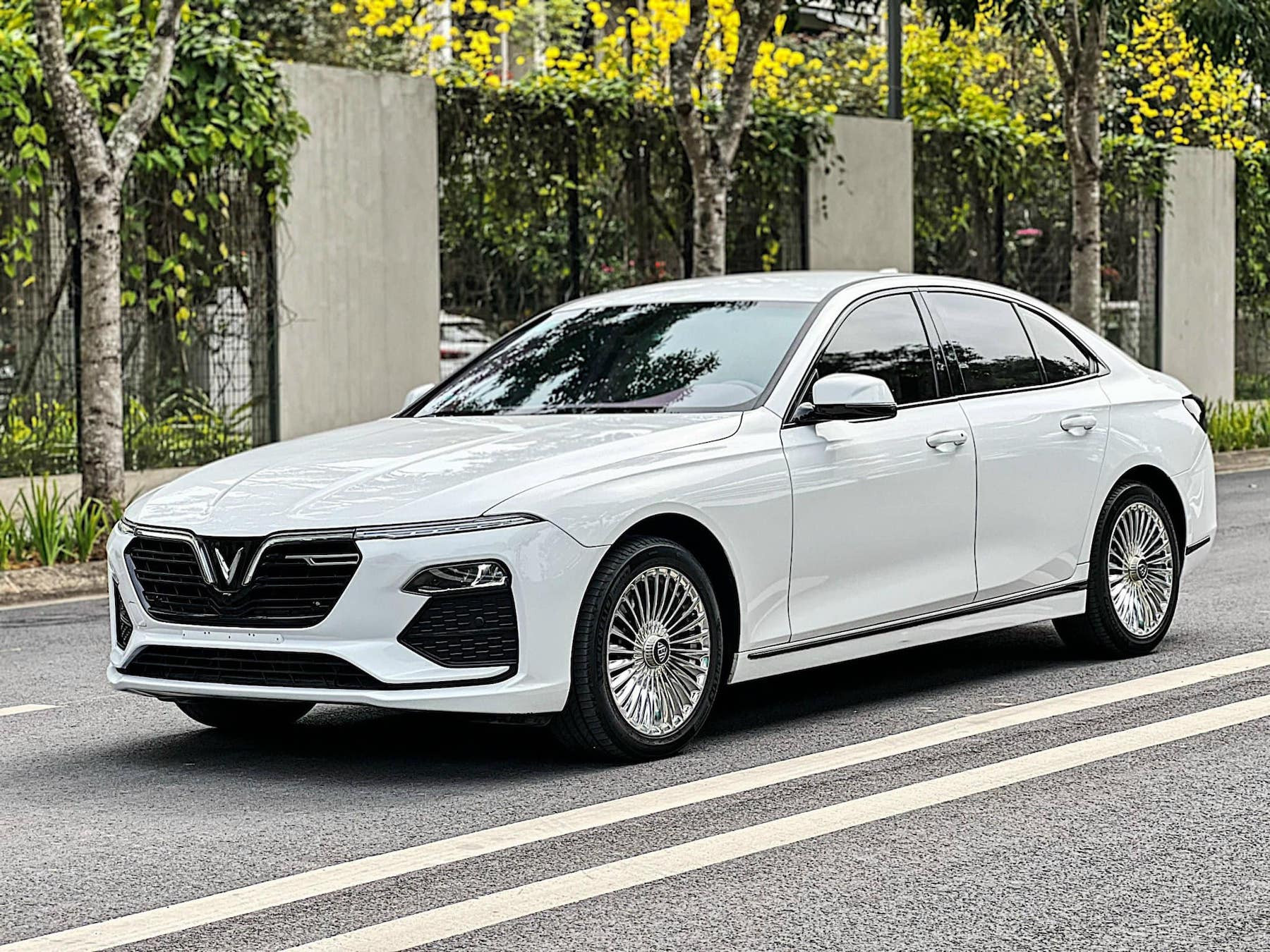 Có 600 triệu đồng, nên mua VinFast Lux A2.0 cũ hay Toyota Vios mới?