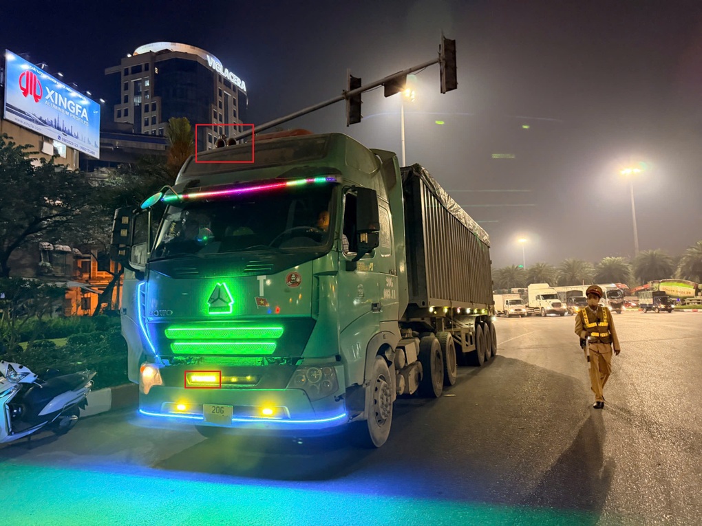 Xử phạt loạt tài xế lắp đèn siêu sáng làm người đi đường mù tạm thời - 2