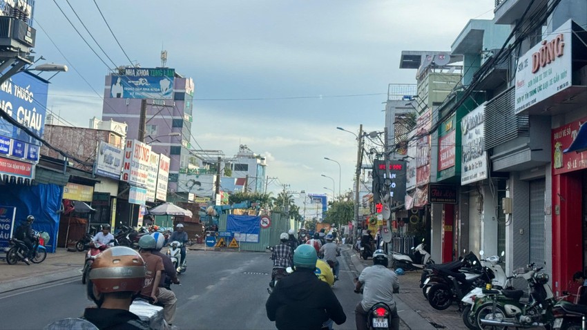 Nhiều tài xế bị xử phạt vì đi vào đường cấm ở Kha Vạn Cân, TP Thủ Đức