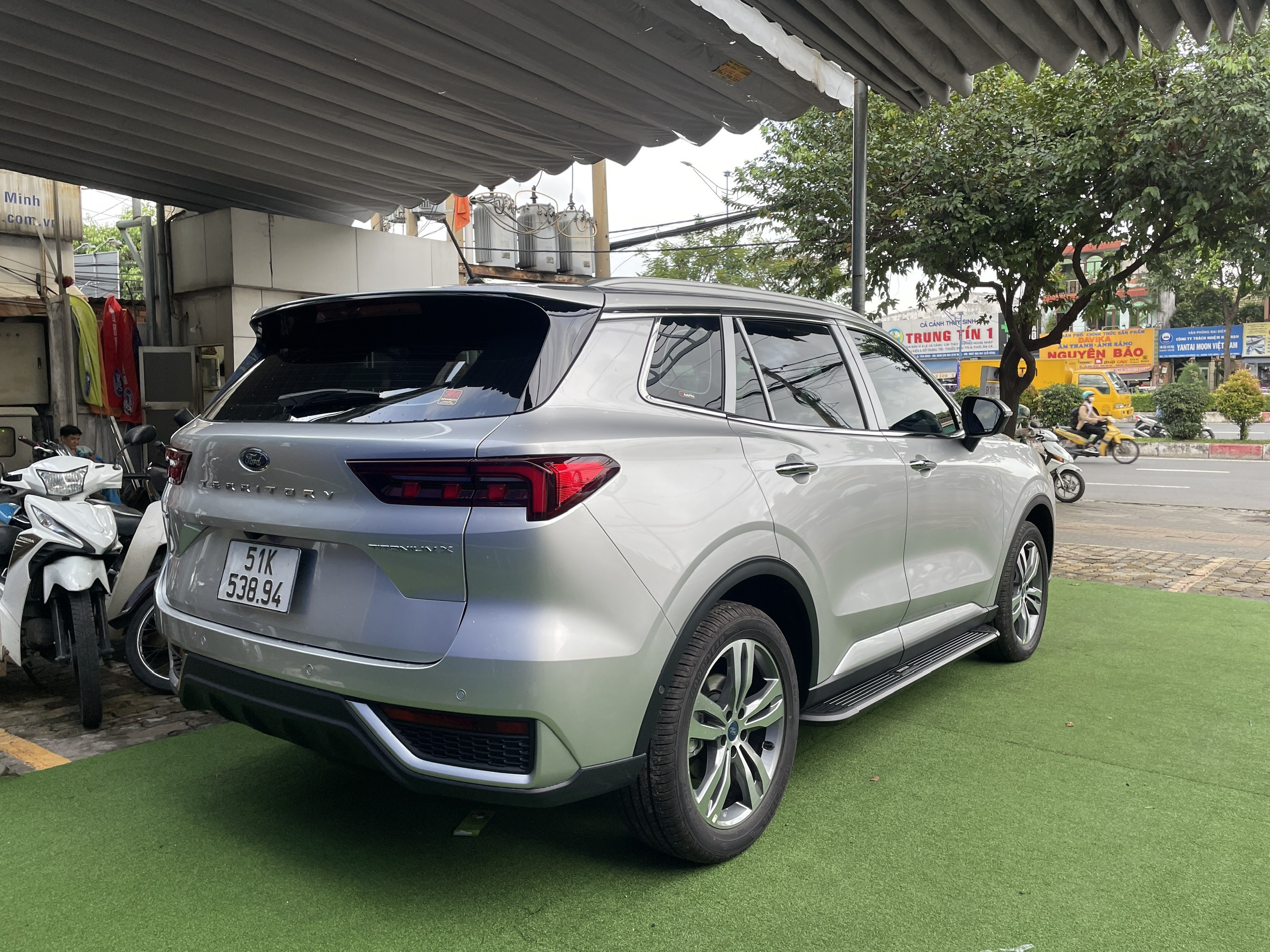ford territory titanium x màu bạc 2