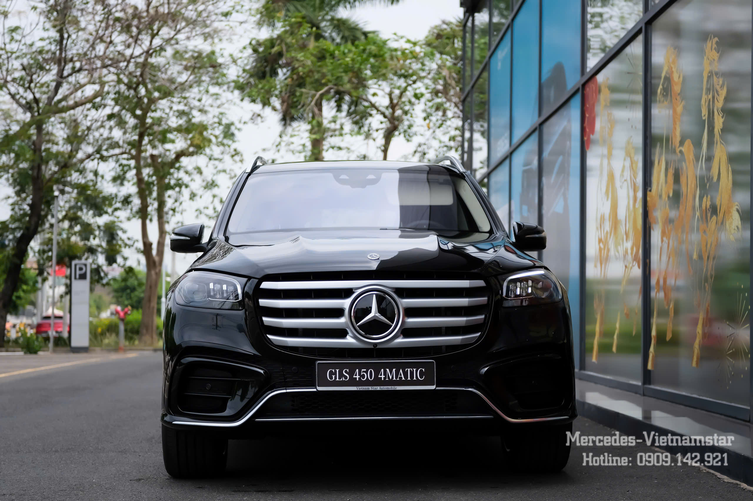Góc nghiêng 45 độ xe Mercedes GLS 450 màu trắng lịch lãm