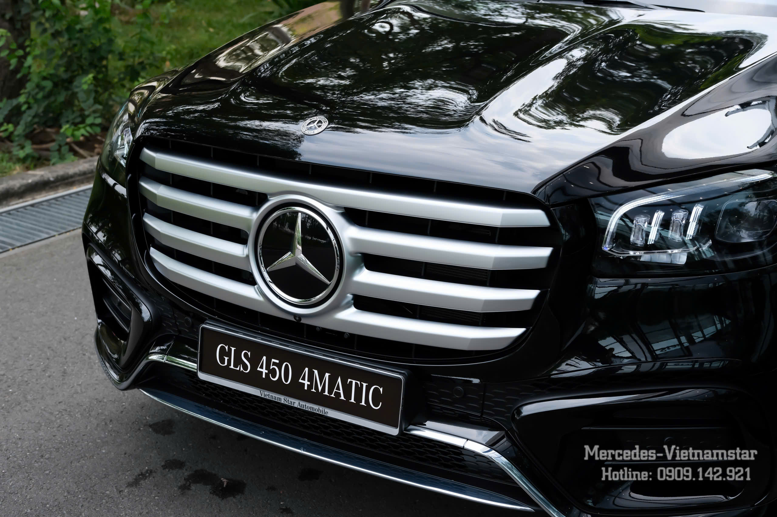Góc nhìn trực diện đầu xe GLS 450 màu Đen với lưới tản nhiệt cỡ lớn