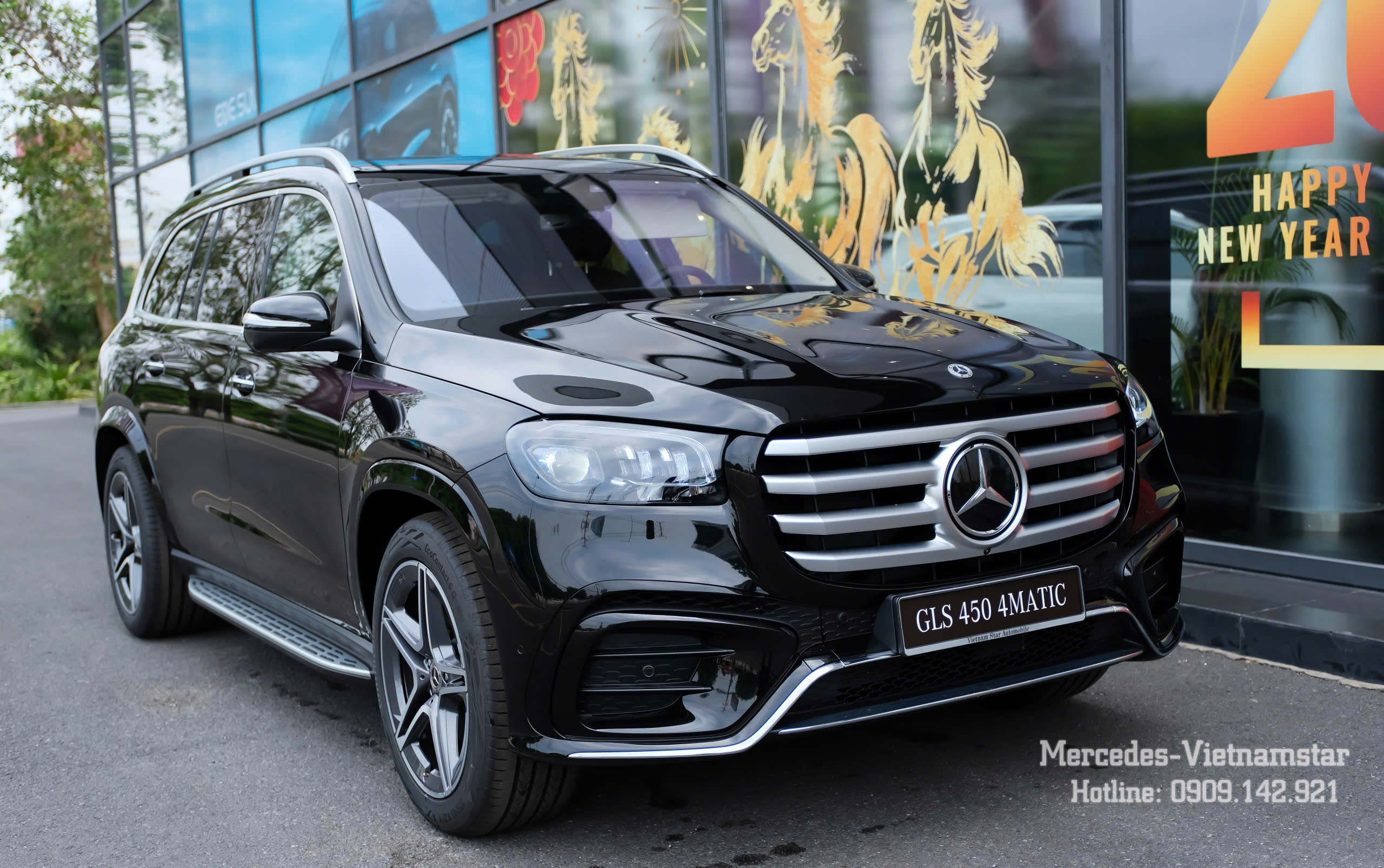 Góc nhìn ngang làm nổi bật chiều dài ấn tượng và không gian bề thế của Mercedes GLS450 màu Đen.