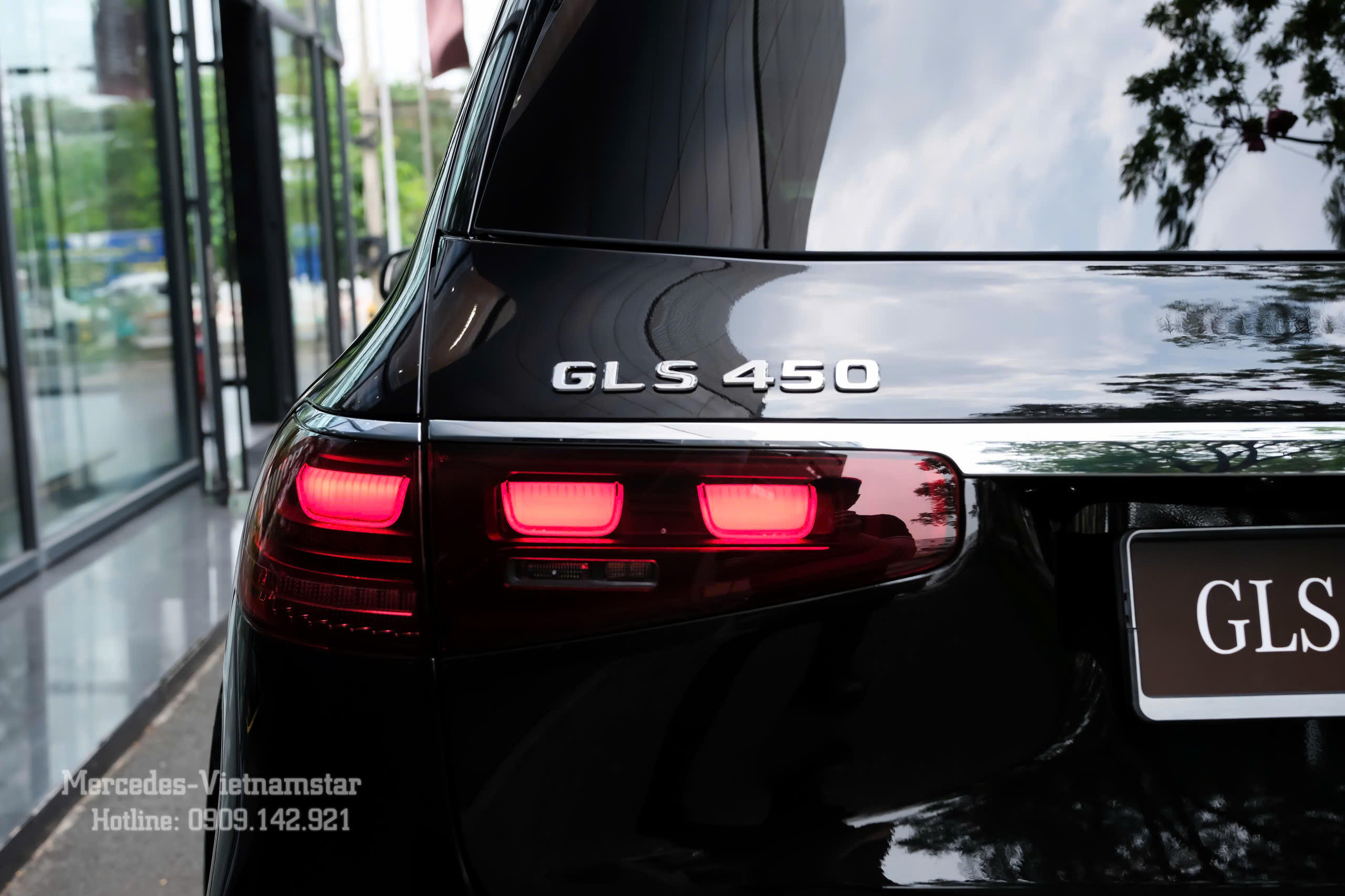 Đuôi xe GLS 450 màu Đen thiết kế bề thế với cụm đèn hậu LED hiện đại
