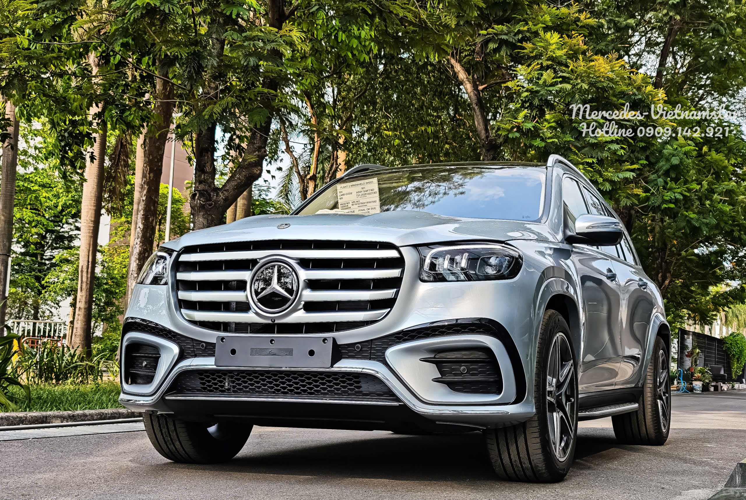 Ngoại thất Mercedes GLS 450 màu Bạc High-tech Silver sang trọng.