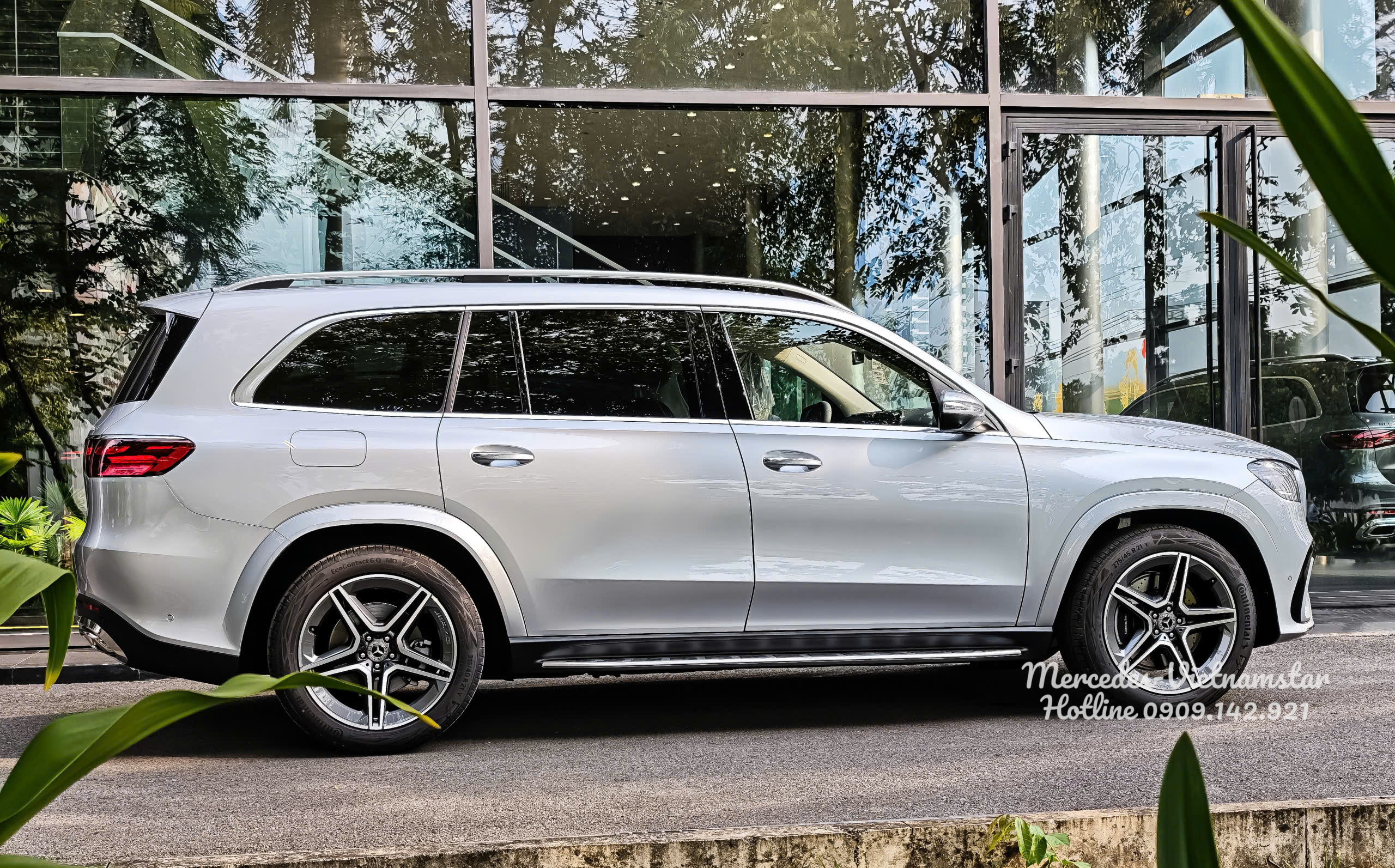 Cận cảnh Mercedes-Benz GLS 450 4MATIC màu Bạc High-tech Silver mới nhất.