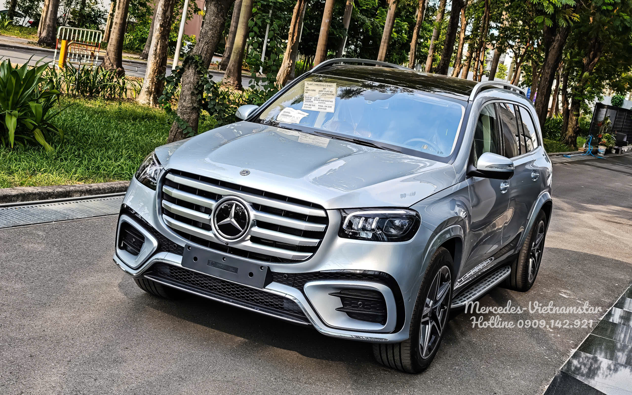 Hình ảnh GLS 450 màu Bạc High-tech Silver dưới ánh nắng tự nhiên.