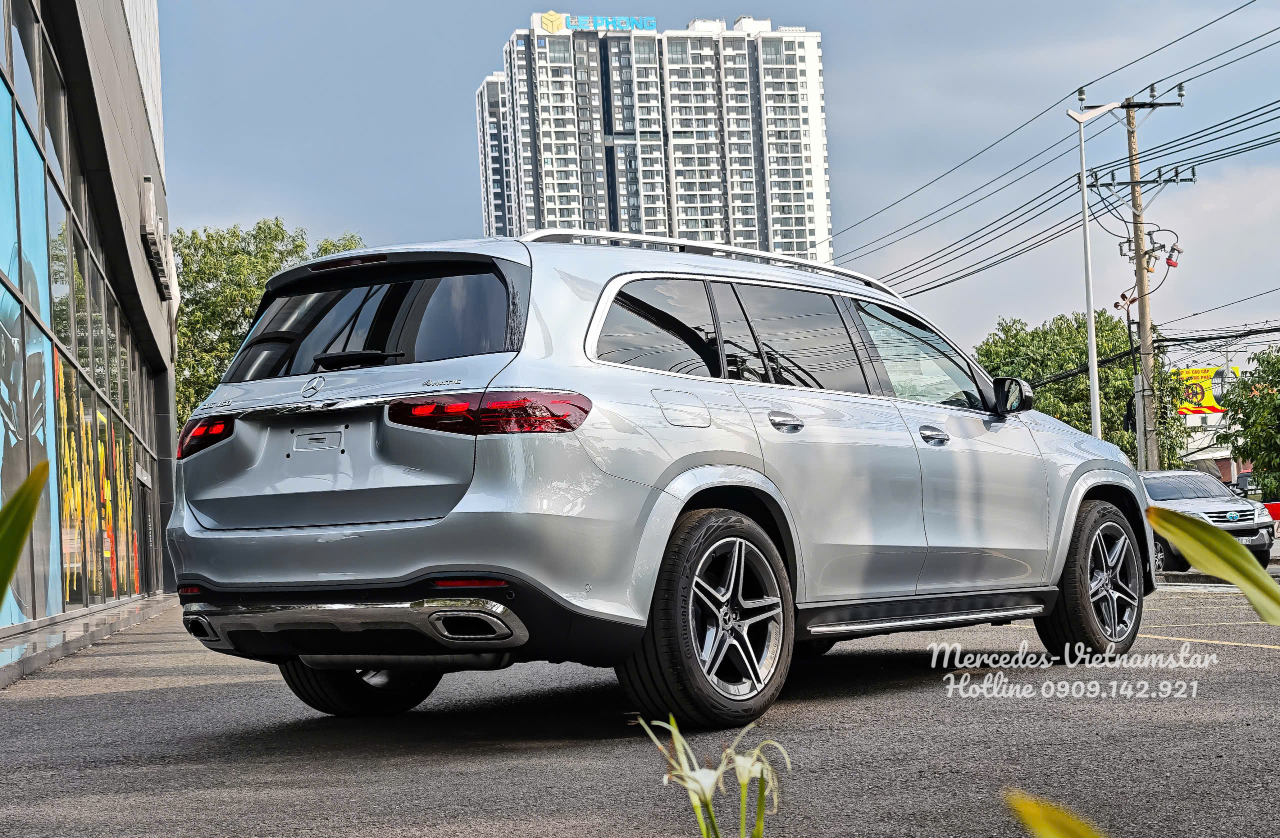 Chi tiết thân xe Mercedes GLS 450 4MATIC màu Bạc High-tech Silver.