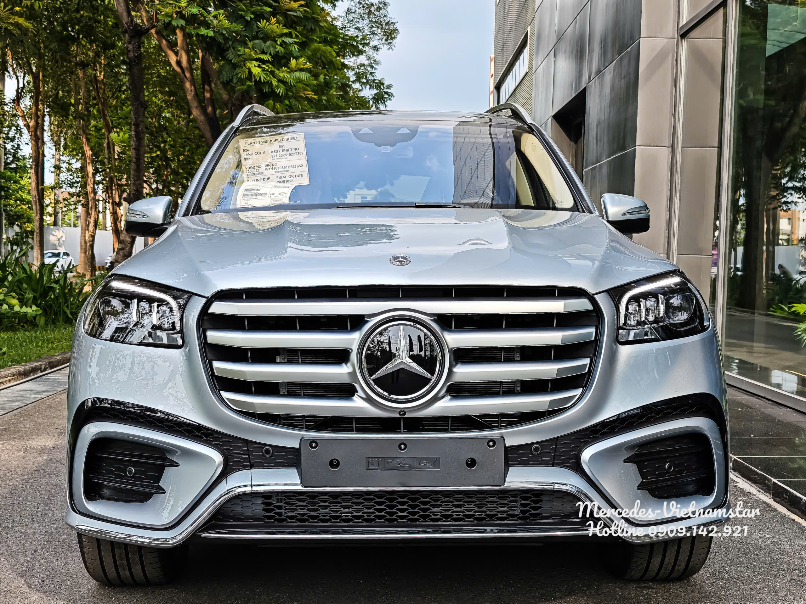 Vẻ đẹp hiện đại của GLS 450 màu Bạc High-tech Silver tại Việt Nam.