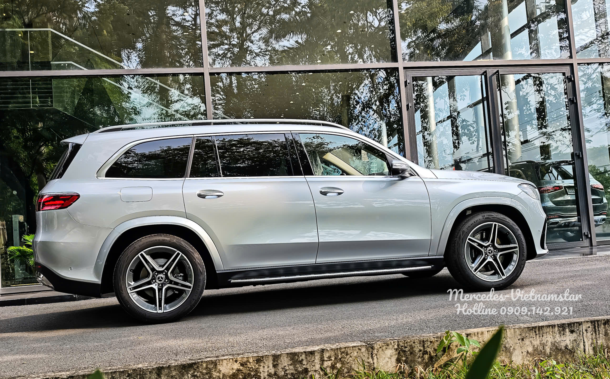Thiết kế mặt trước uy nghi của Mercedes GLS 450 màu Bạc High-tech Silver.