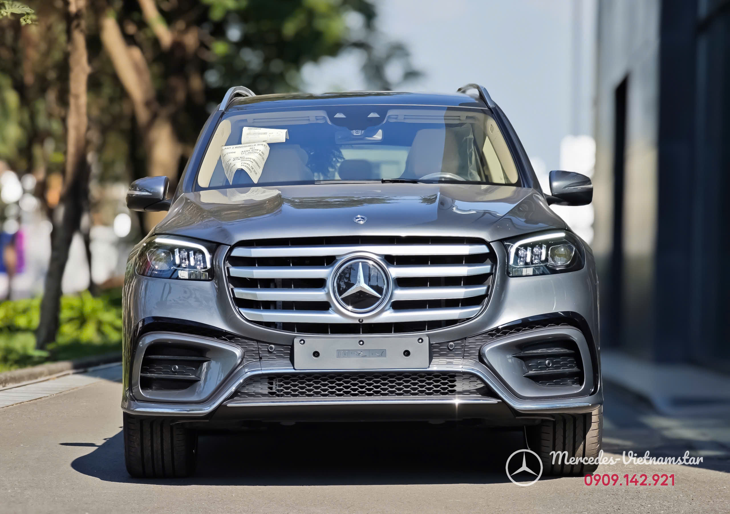 Đuôi xe Mercedes GLS 450 màu Bạc High-tech Silver với cụm đèn LED hiện đại.