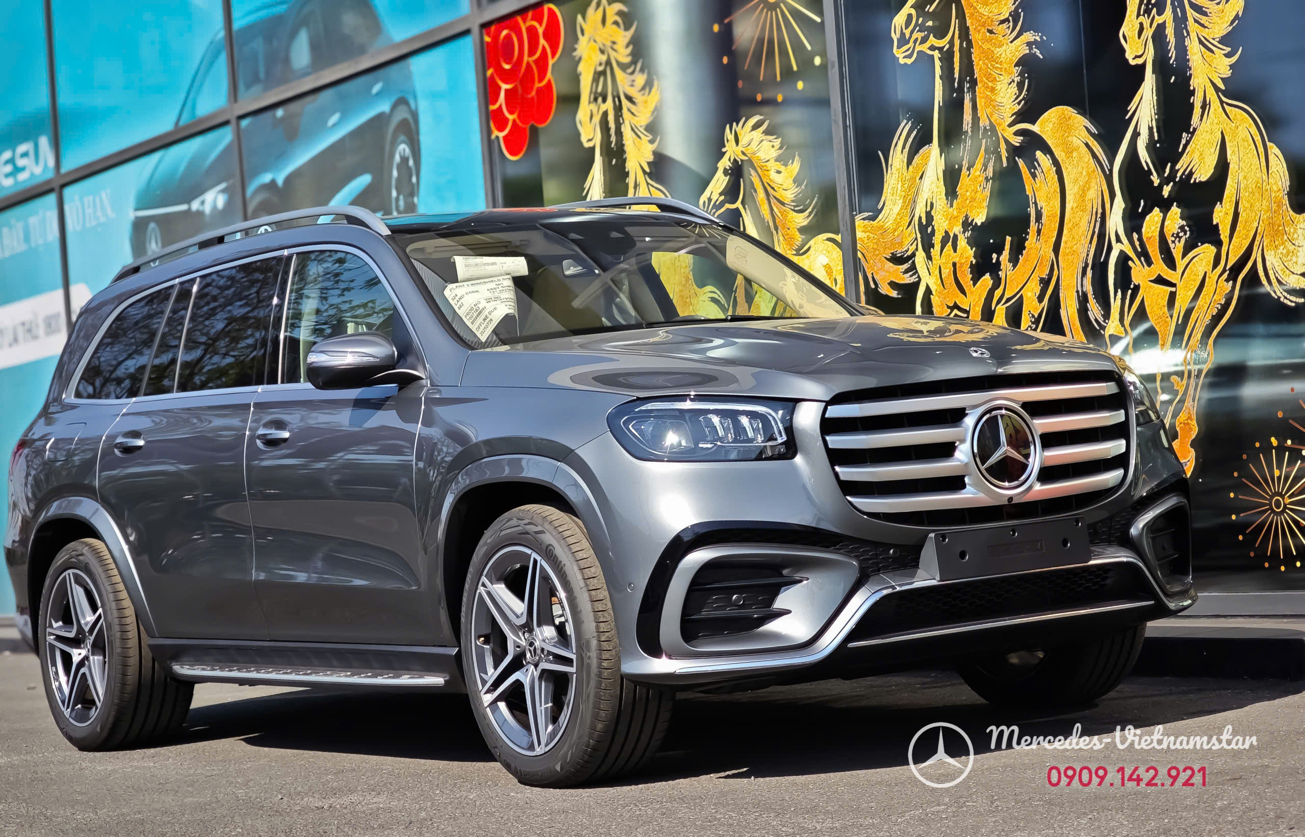 Bậc lên xuống bằng hợp kim nhôm trên GLS 450 màu Bạc High-tech Silver.