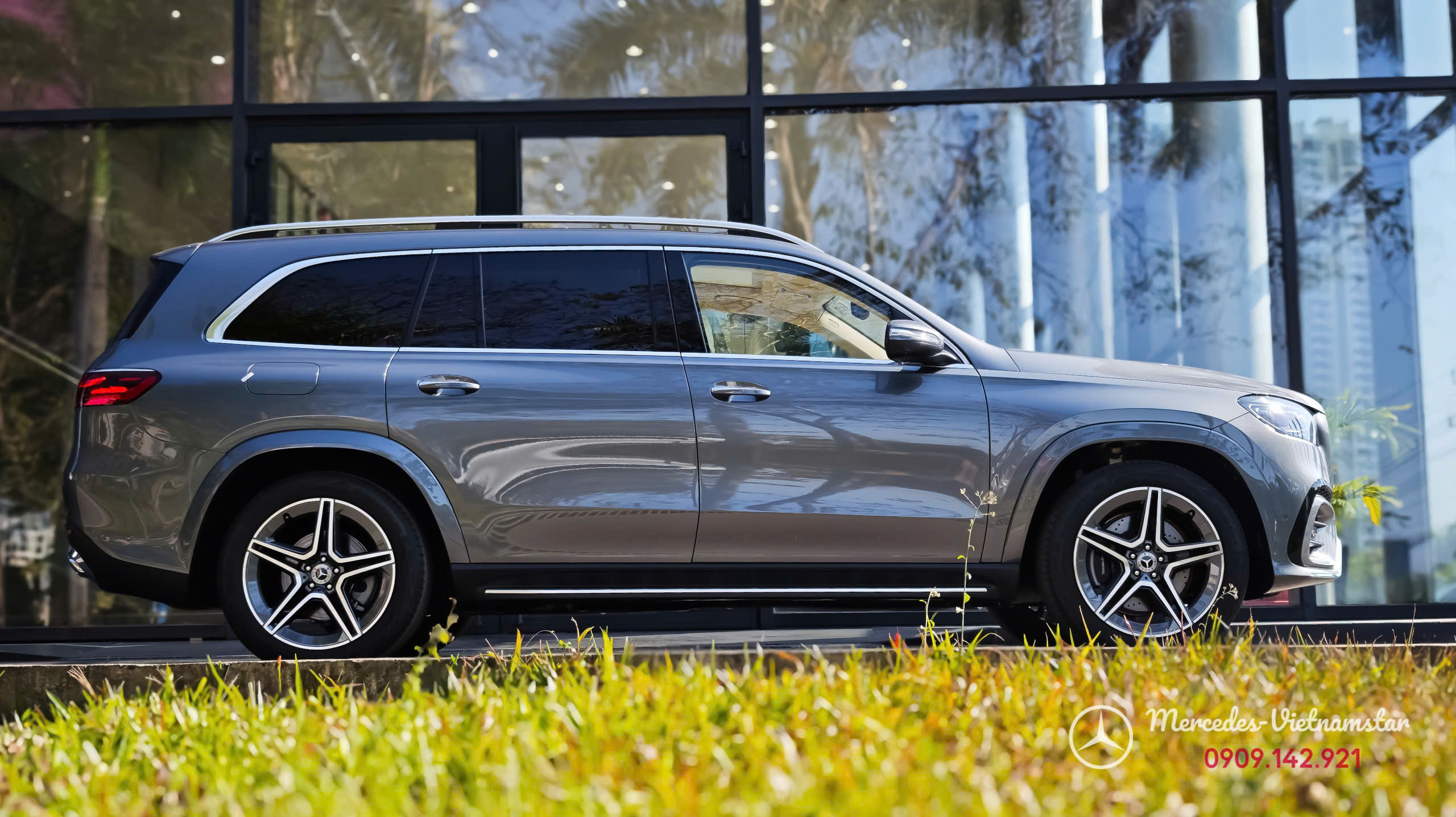 Phần đầu xe Mercedes GLS 450 với lưới tản thiết kế mới
