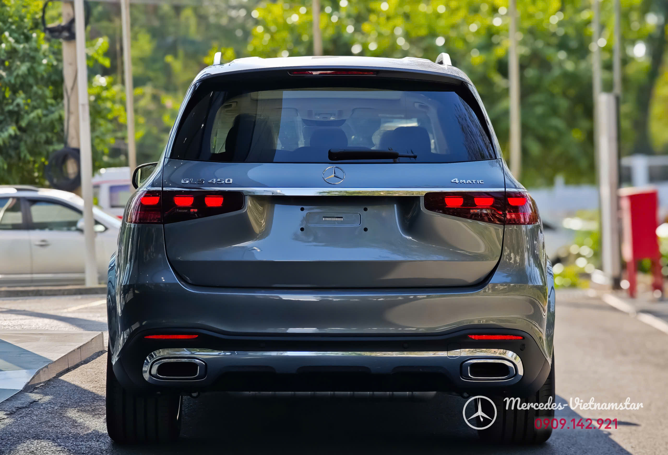 Góc nhìn ngang thân xe GLS 450 4MATIC màu Xám Selenite dài 5,2m
