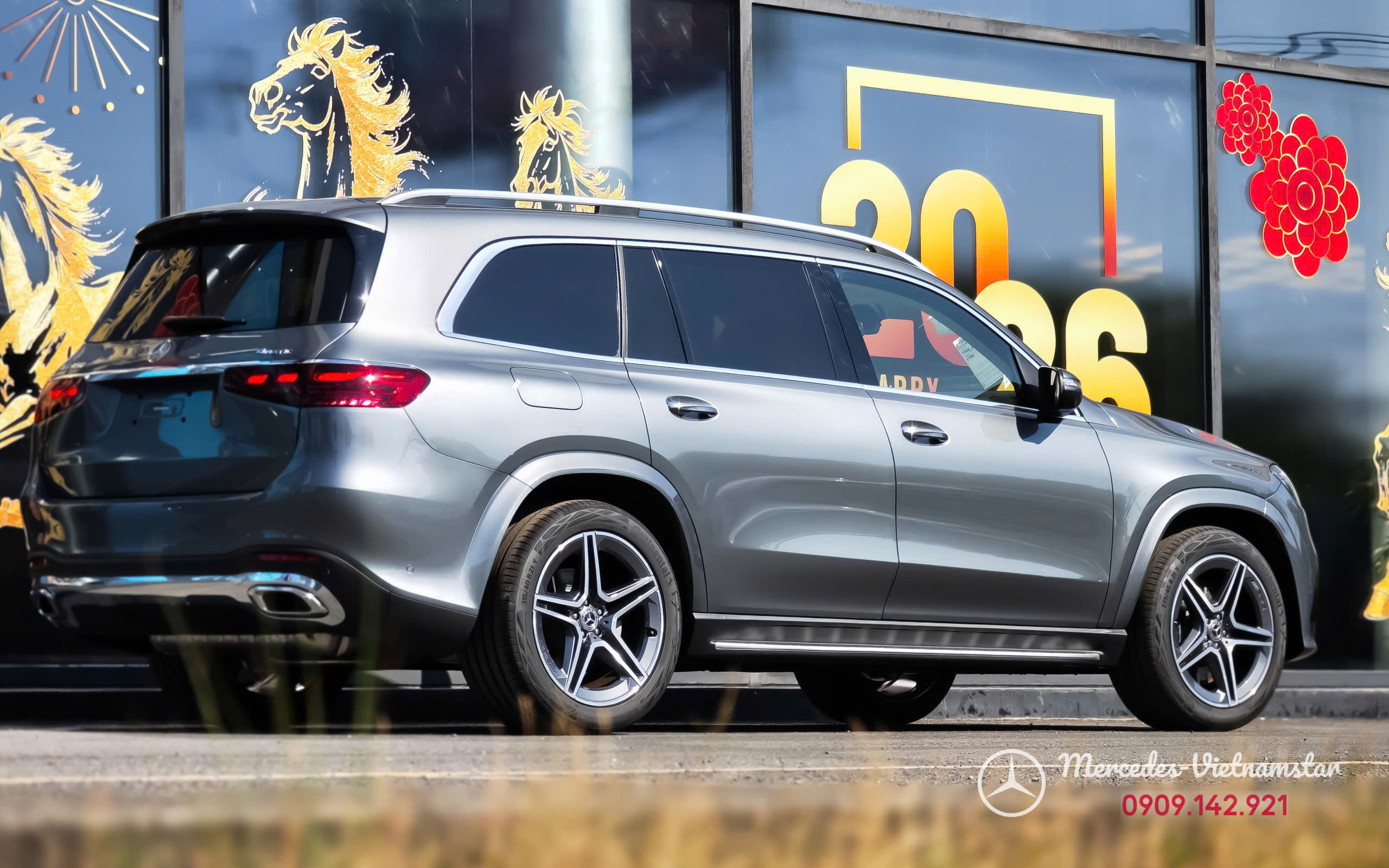 Mercedes GLS 450 màu Xám Selenite trang bị gói ngoại thất AMG Line