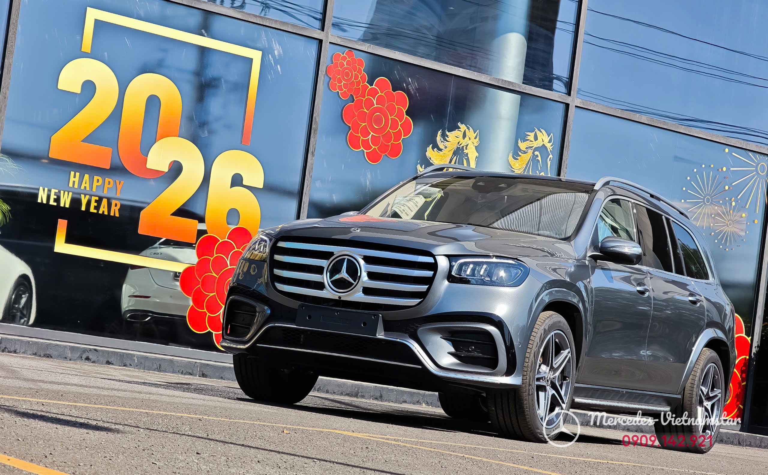 Mercedes GLS 450 màu Xám Selenite tại showroom Mercedes Bình Dương