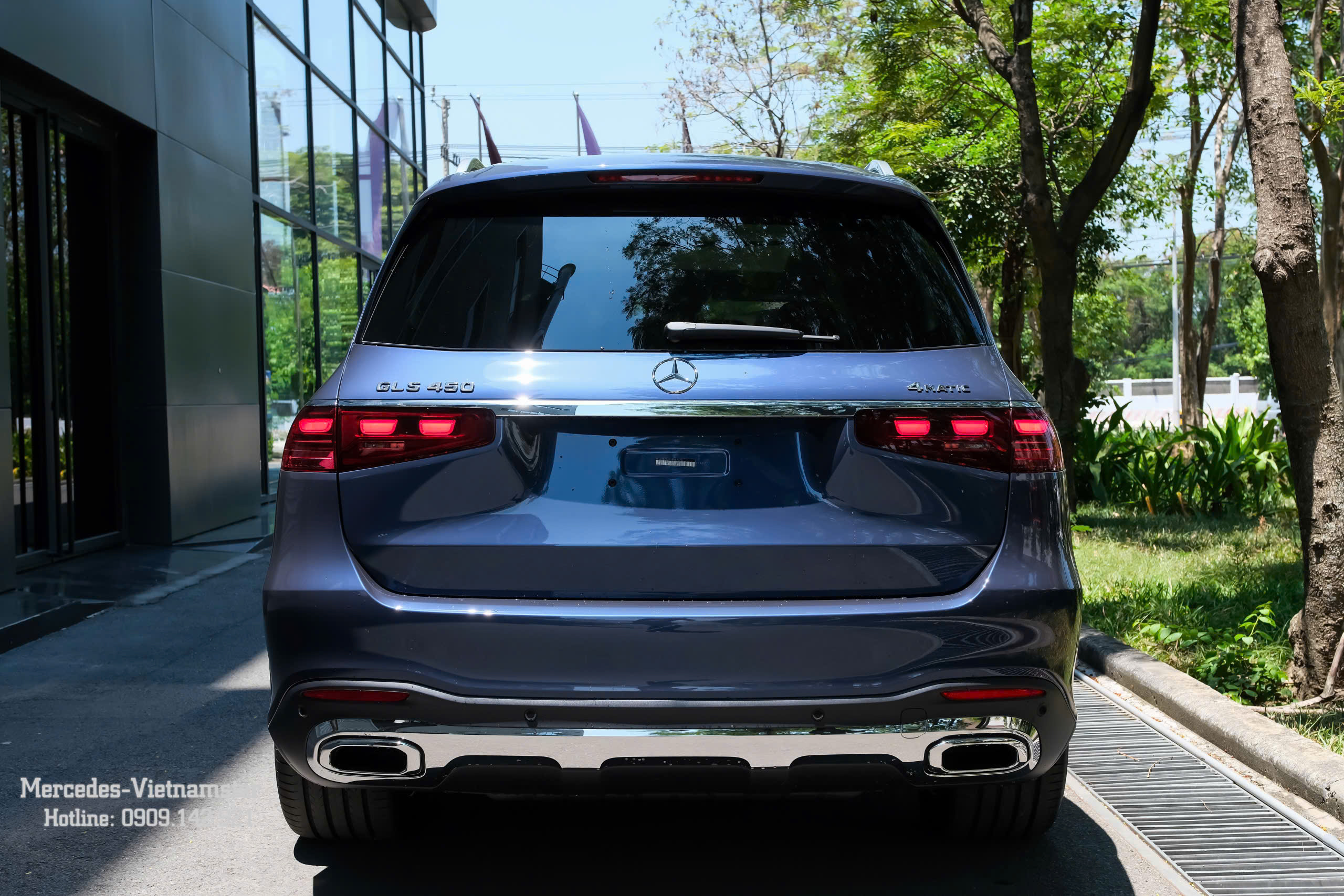 Tổng thể ngoại thất xe Mercedes GLS 450 màu Xanh Sodalite sang trọng dưới ánh nắng.