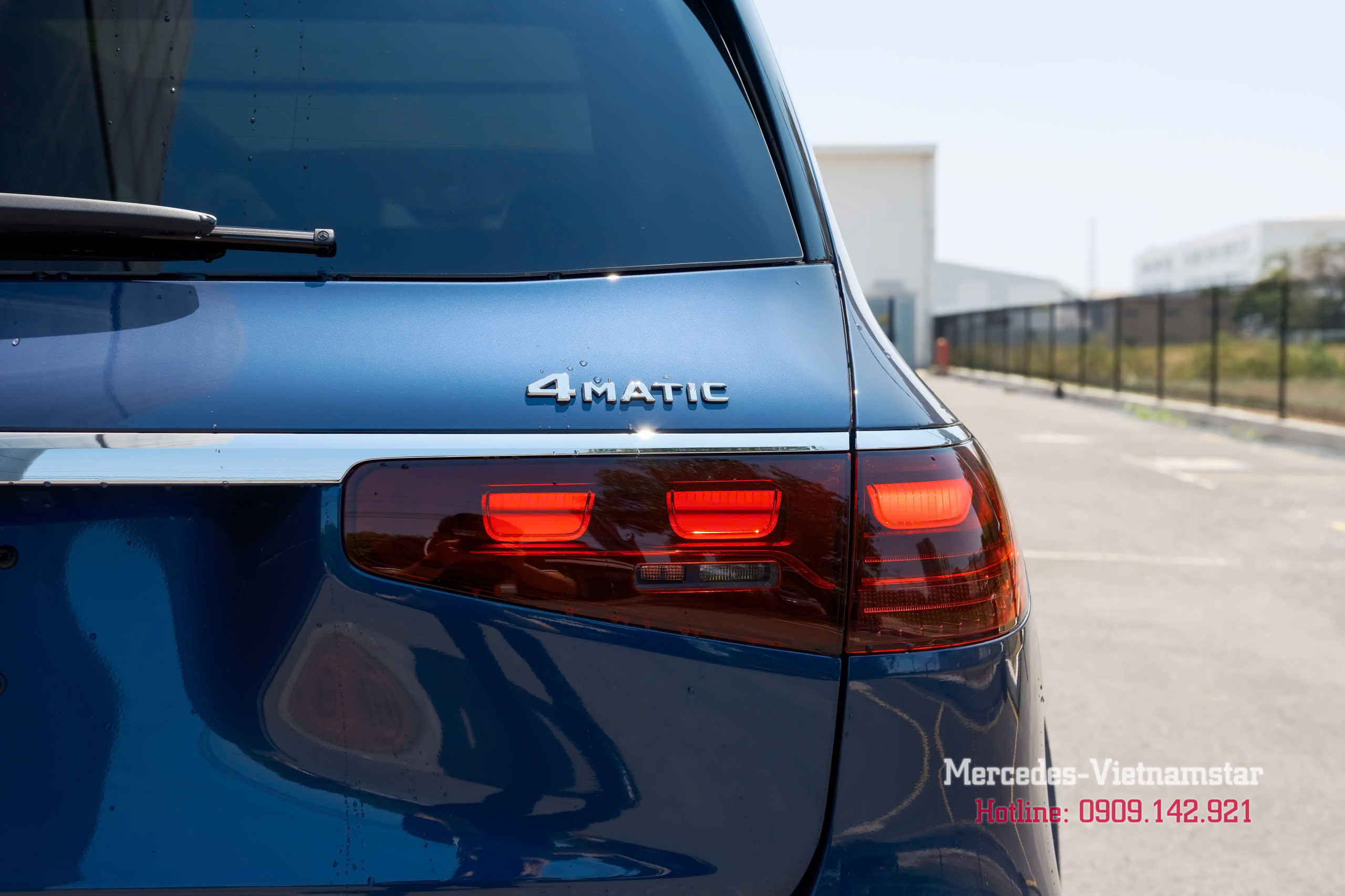 Mercedes-Benz GLS 450 màu Xanh Sodalite Blue metallic với vẻ ngoài uy nghi.