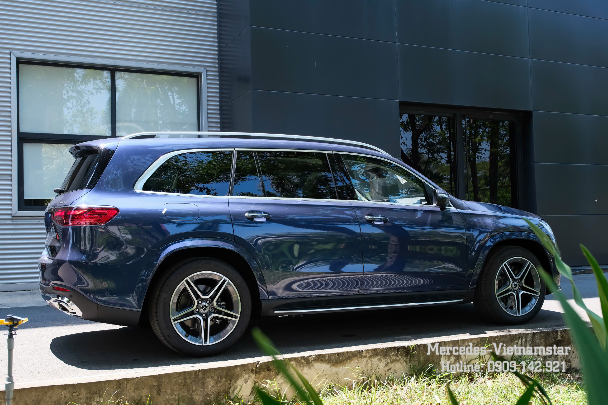 Phần đuôi xe vững chãi của Mercedes GLS 450 màu Xanh Sodalite.