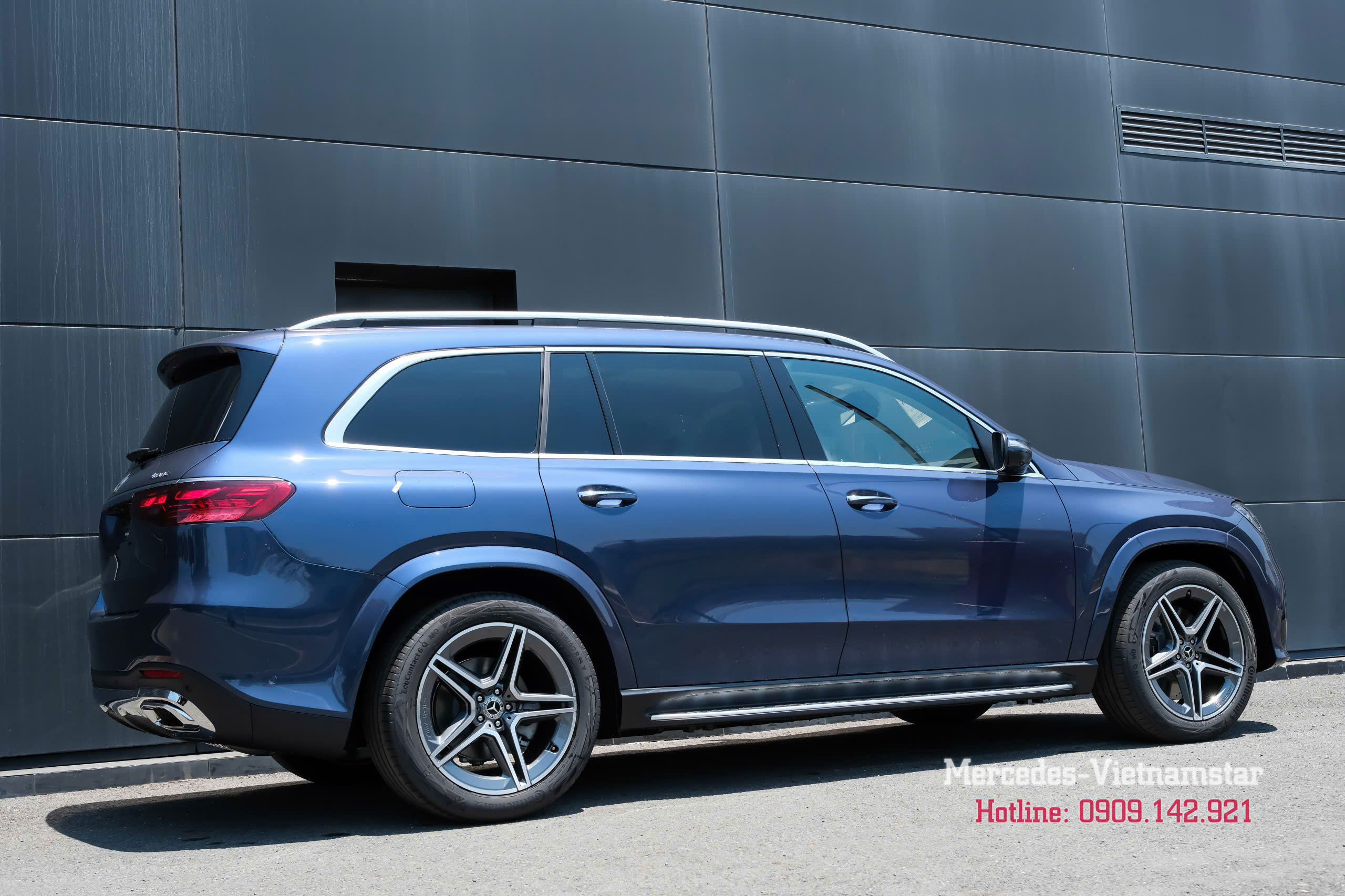Logo GLS 450 và 4MATIC sáng bóng ở phía sau xe màu Xanh Sodalite.