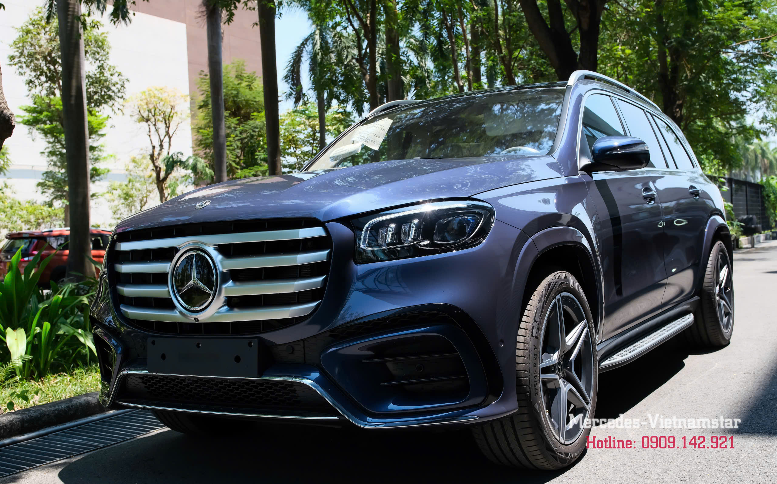 Bậc bước chân bằng hợp kim nhôm cao cấp của Mercedes GLS 450 màu Xanh Sodalite.