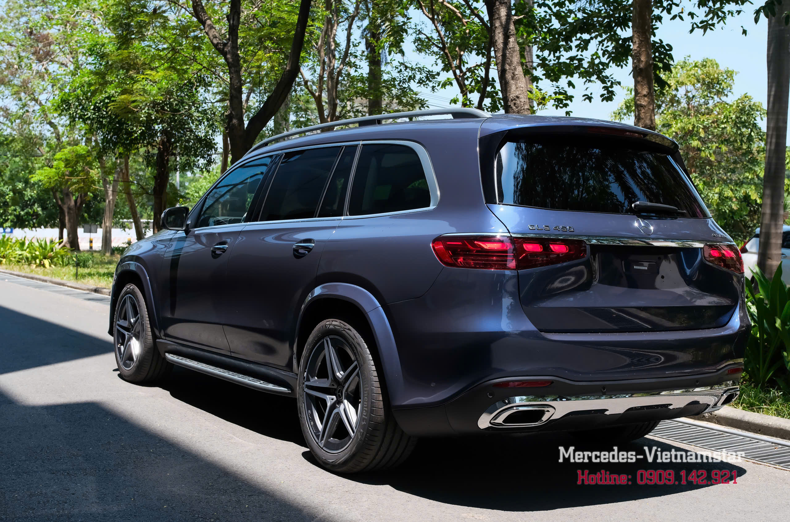 Góc nhìn ngang thân xe Mercedes GLS 450 màu Xanh Sodalite lịch lãm.