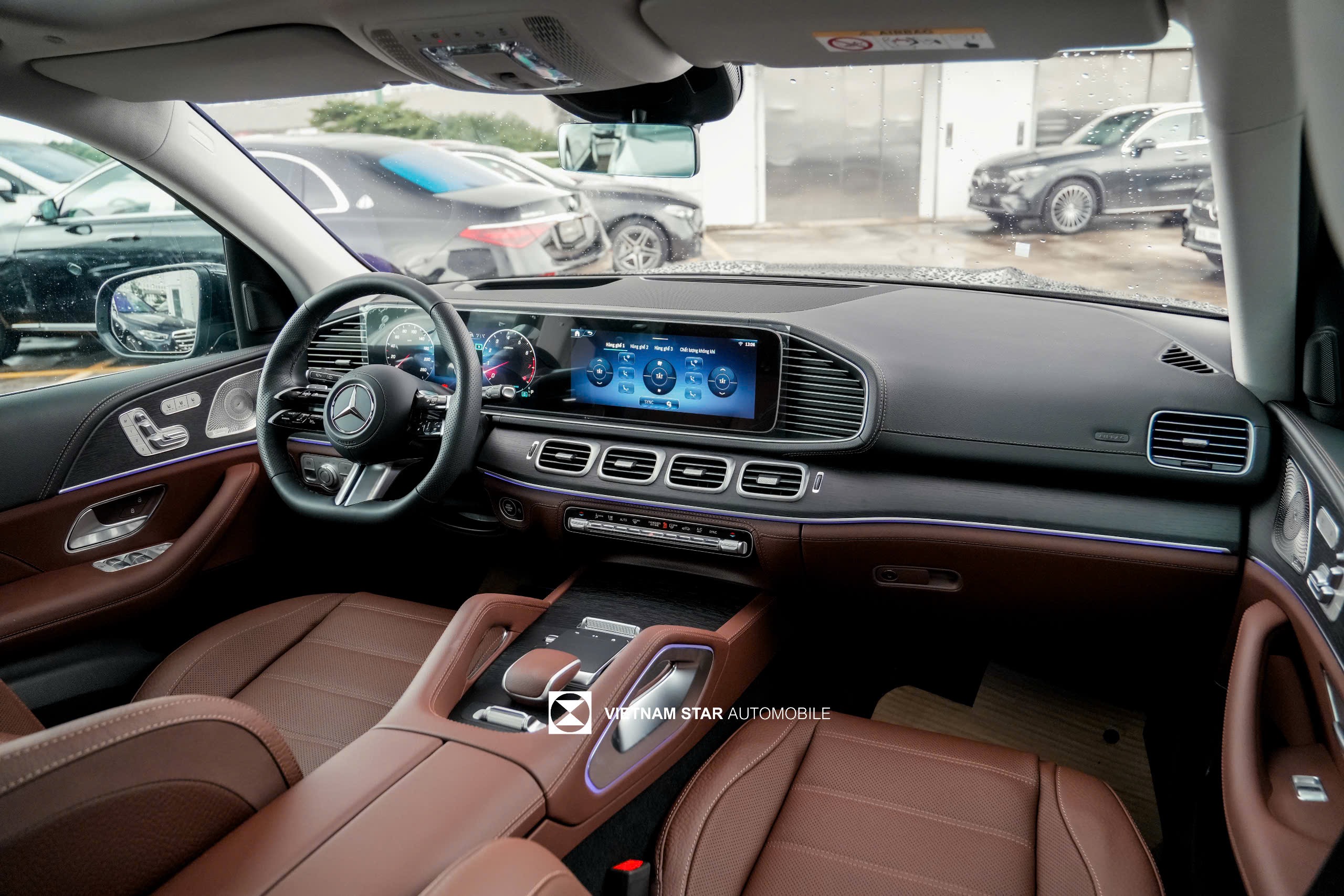Cận cảnh đầu xe Mercedes GLS 450 màu Xanh Sodalite với lưới tản nhiệt 4 nan ngang.