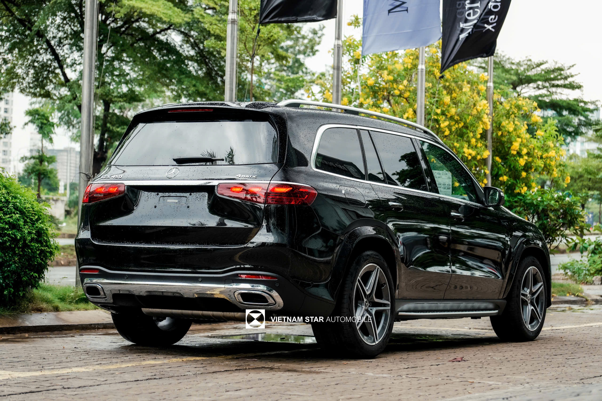 Không gian để chân rộng rãi kết hợp tông màu nội thất nâu trên SUV 7 chỗ GLS 450.