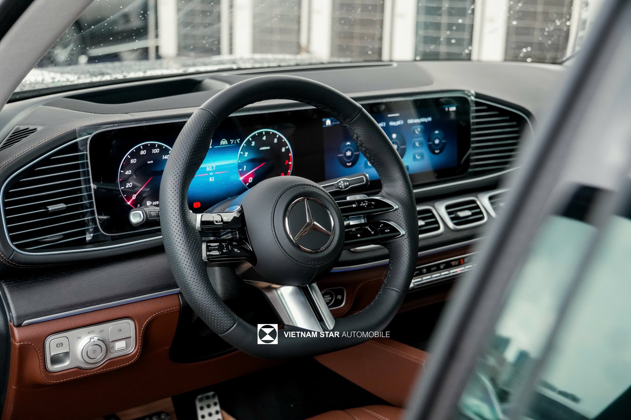 Hàng ghế thứ ba gập điện linh hoạt trong không gian nội thất da nâu của Mercedes GLS 450.