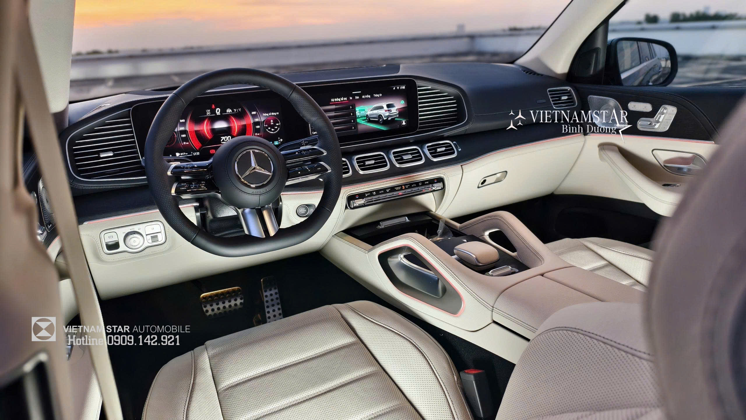 Hàng ghế thứ 2 rộng rãi với tông màu Be trên Mercedes GLS 450
