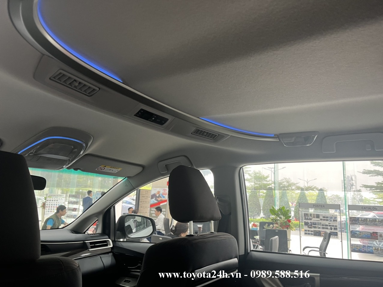 tran-xe-toyota-innova-ventuner-2023