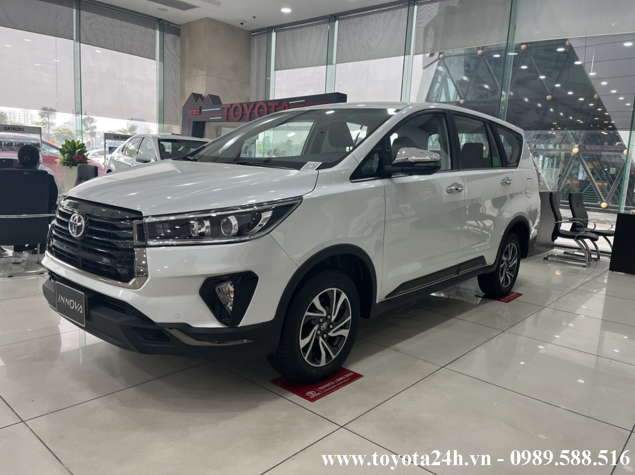 toyota-innova-2.0-ventuner-mau-trang