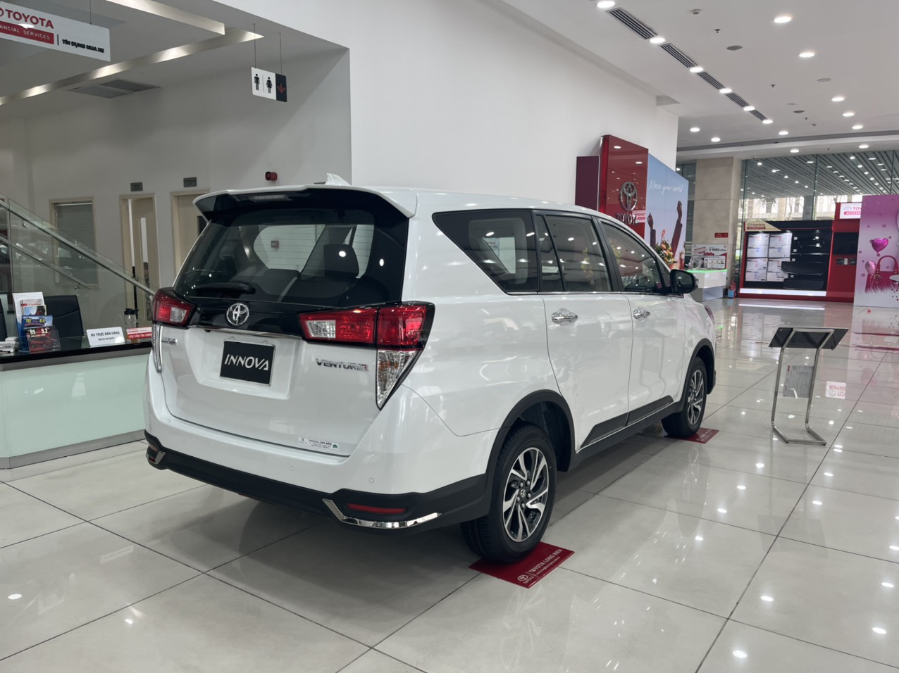 toyota-innova-2.0-ventuner-mau-trang-2023