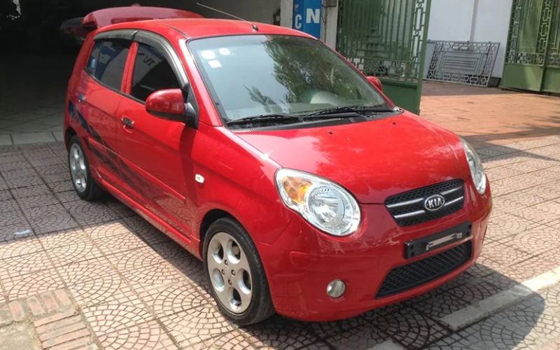 Đầu xe sở hữu lưới tản nhiệt hình thang ngược như một dấu ấn đặc trưng
