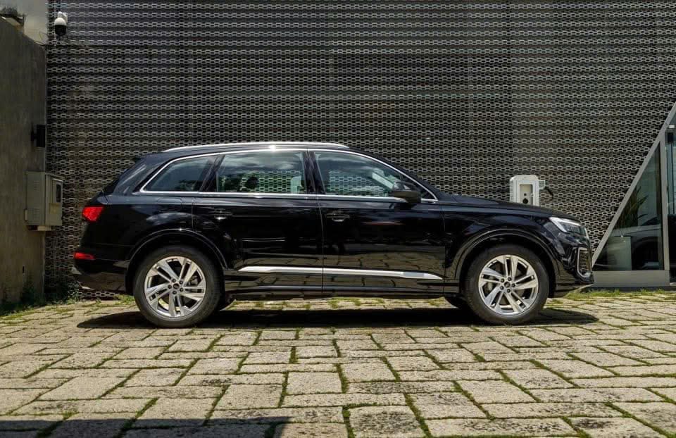 Thân Xe Audi Q7 với các đường dập nổi tinh tế
