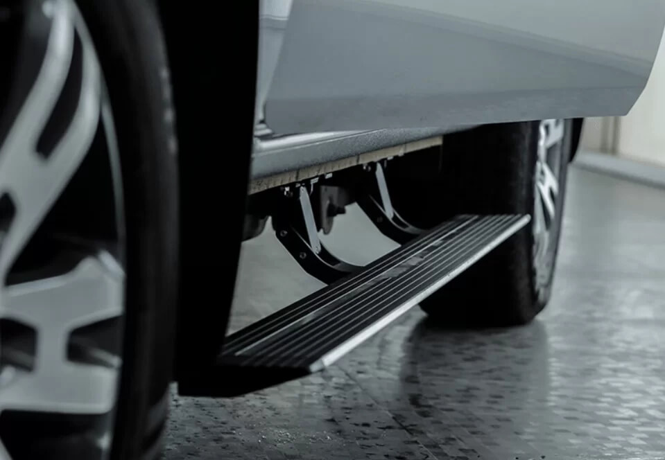 Bậc lên xuống xe ô tô Audi điện tự động