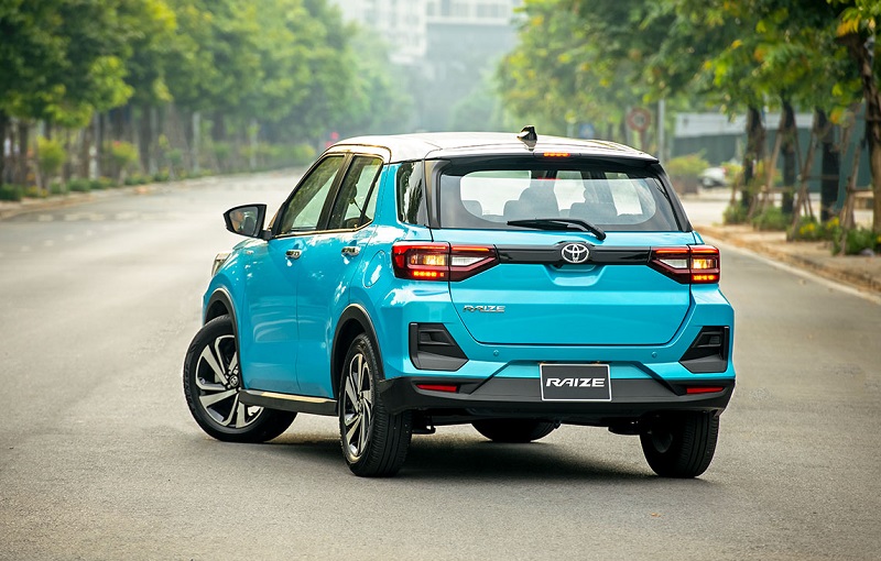 đuôi xe Toyota Raize 2022 màu xanh